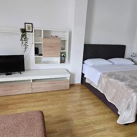 Pida , S 1 Spavacom Sobom Primosten